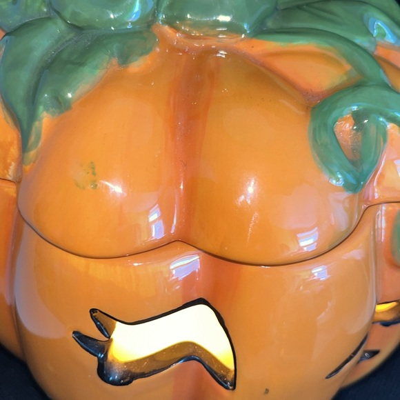 Jack-o-lantern with lid 7” tall - Picture 6 of 10